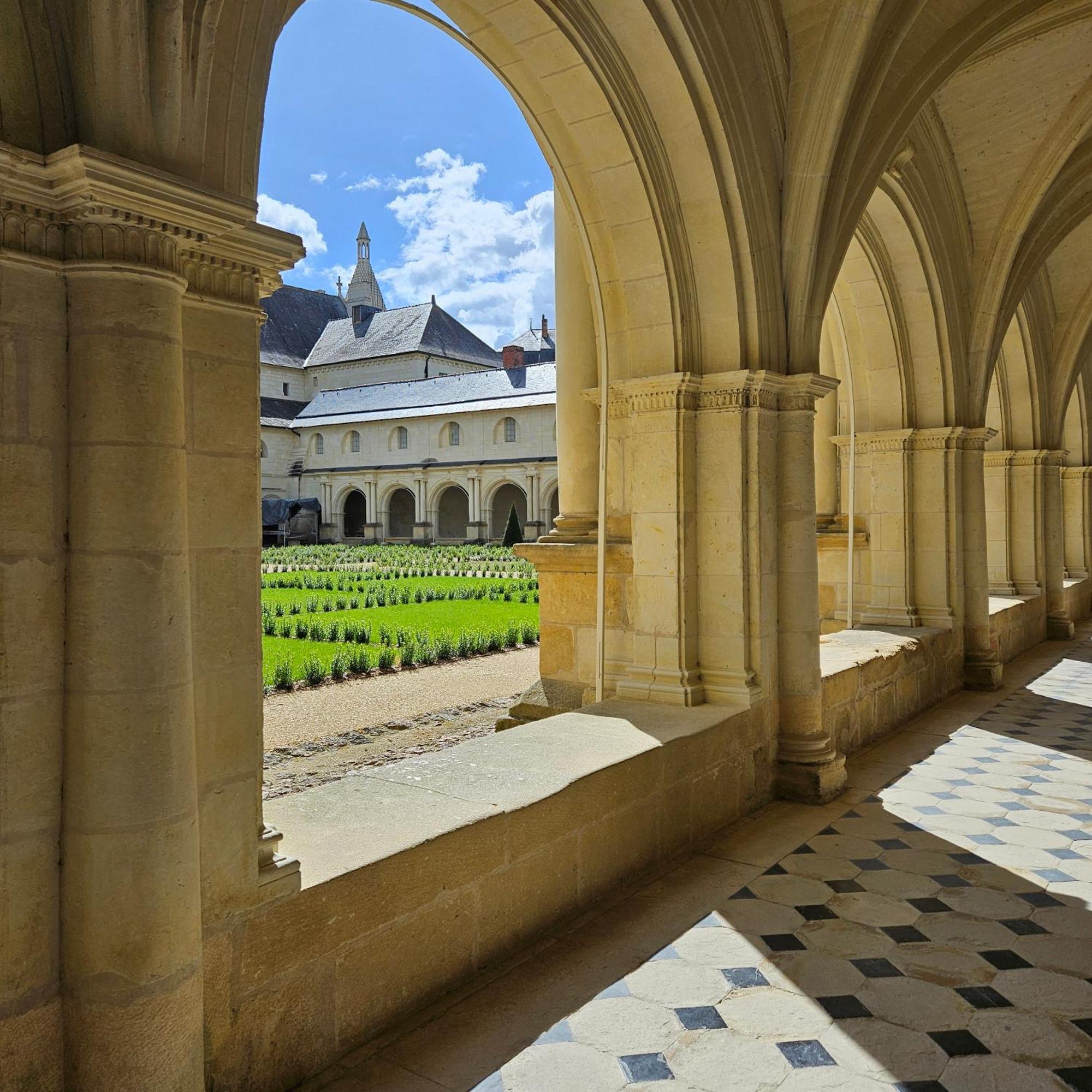 Gite Le Montinho Fontevraud L'Abbaye Exterior foto