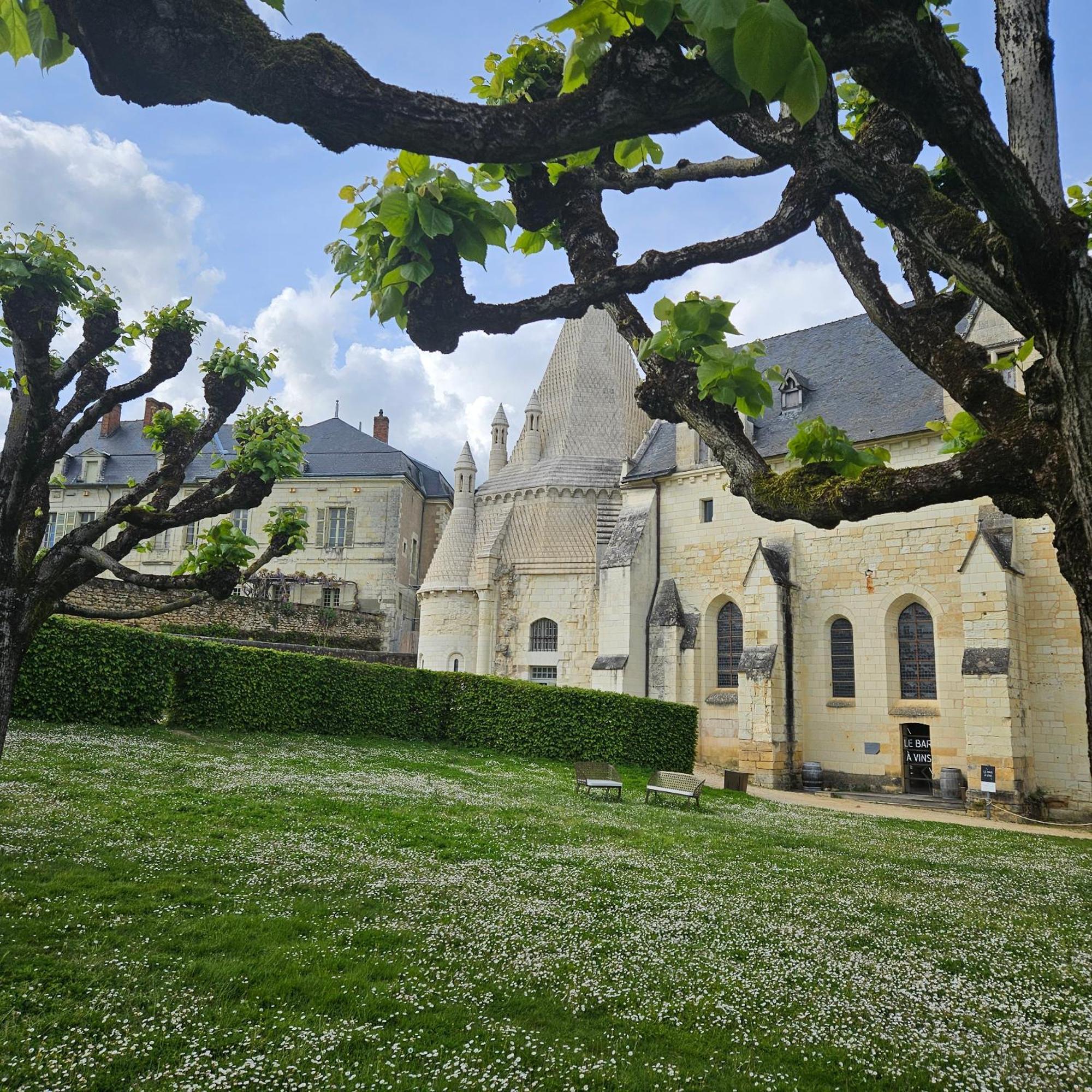 Gite Le Montinho Fontevraud L'Abbaye Exterior foto
